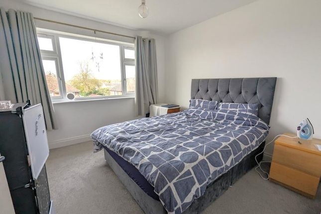Flat to rent in Addlestone, Surrey