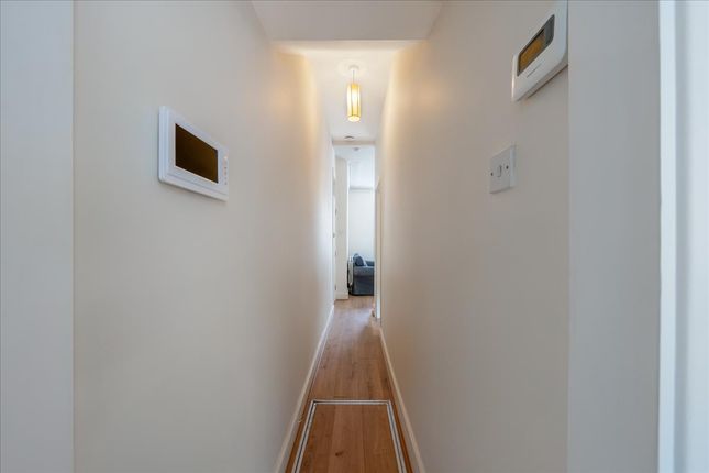 Flat to rent in 25 Harbut Road, London