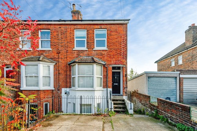 2-bed flat on Earlsbrook Road, Redhill, £400,000