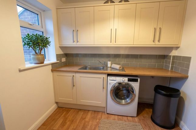 10 Locke Way, Stafford photo 4
