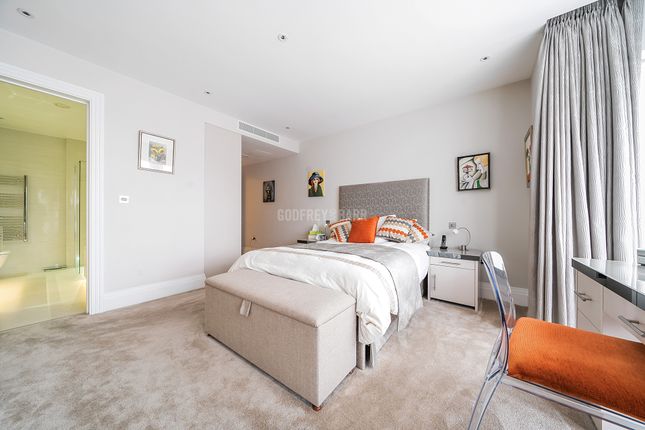 Flat for sale in Hammers Lane, London
