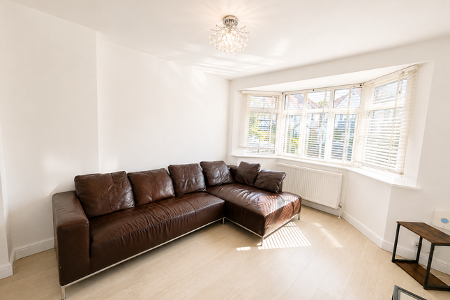 Meadow Way, Wembley photo 3