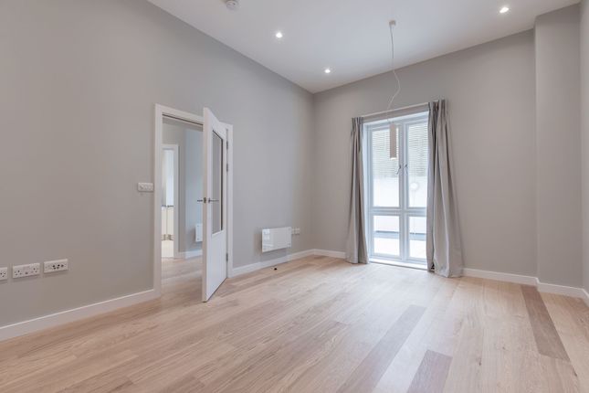 Flat 6 Leigh Court 6 Avonmore Road, London photo 2