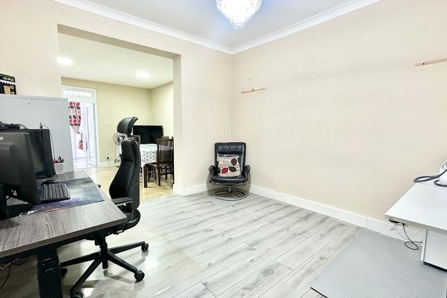 End terrace house for sale in Wellington Road, London