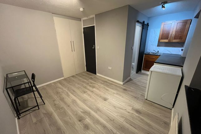 Studio 4- £1200 Available From 22/10/2025