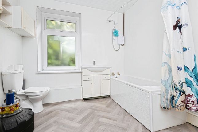 31, Victoria Road, Abertillery photo 4