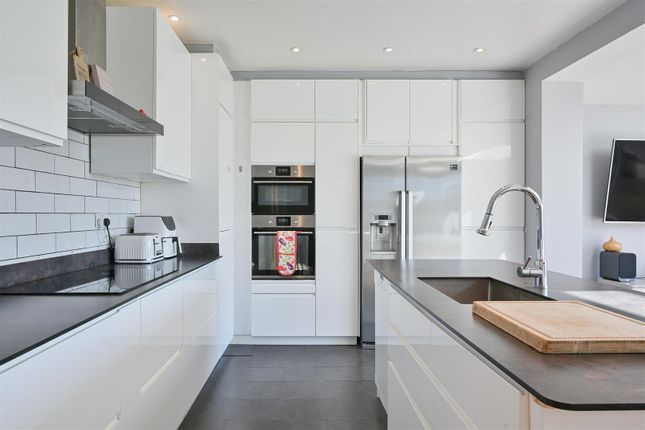 22, Crichton Avenue, Wallington photo 4