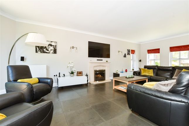 Alton Avenue Kings Hill, West Malling photo 4