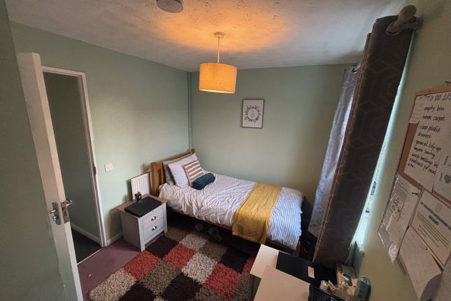 25, Maxey Close, SWINDON photo 4