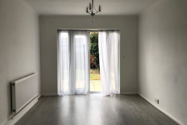 17 Abbotts Close, Romford photo 3