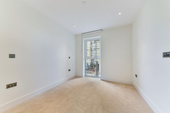 Flat to rent in Parkside Apartments, White City Living, London