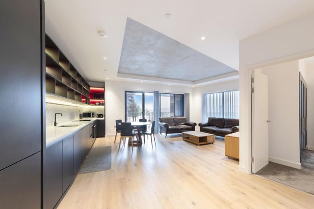 Flat to rent in Modena House, London City Island, London