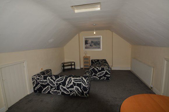 8, St. Chads Drive, Leeds photo 3