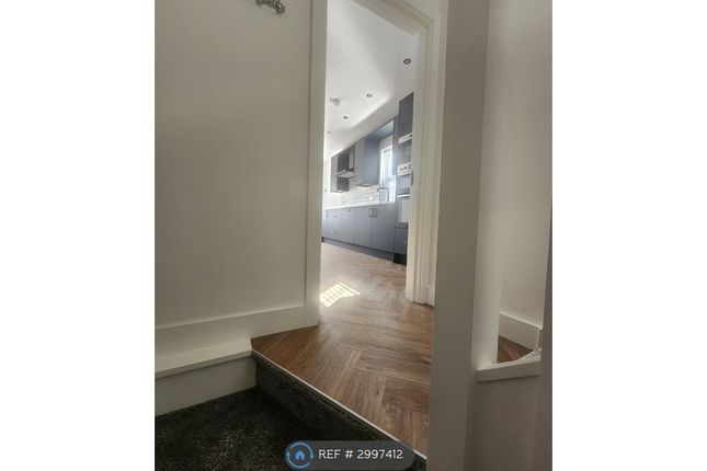 Flat    Conolly Road, Hanwell photo 2