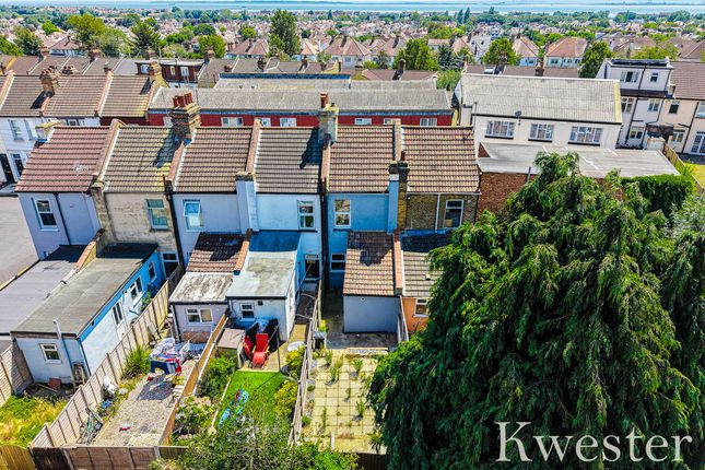 32, Fernbrook Avenue, Southend-on-sea photo 2