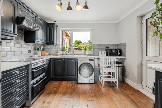 12 Raymonds Close, Welwyn Garden City photo 3
