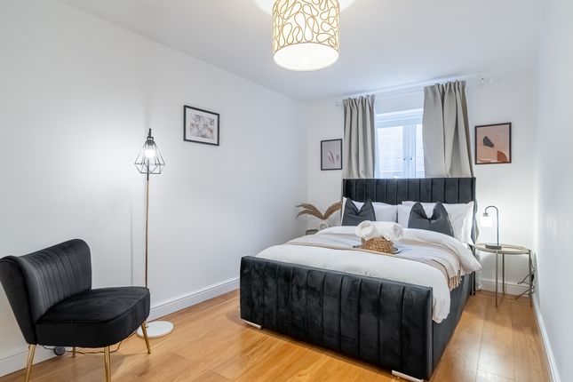 Flat to rent in Southwark Park Road, London
