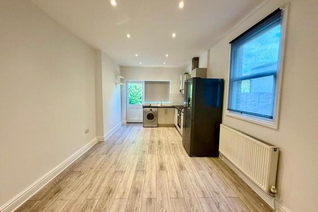 Northfield Avenue, West Ealing photo 3