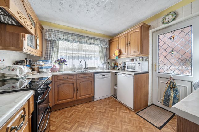11, Maunsell Way, Swindon photo 3