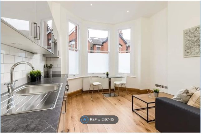 Flat to rent in St Johns Road, Richmond