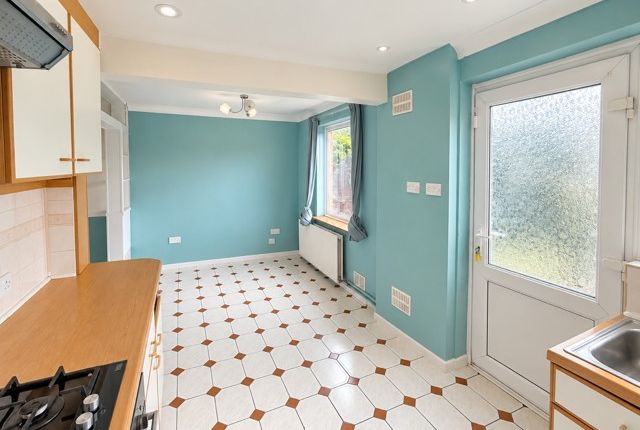45, Basildon photo 5