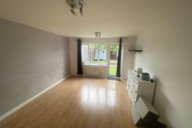 21, Heron Drive, Luton photo 2