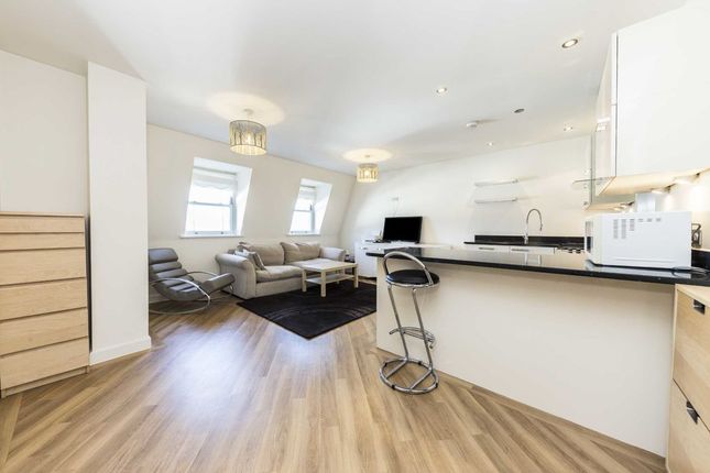 Flat to rent in Graham Road, London