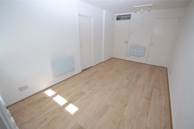 8, Alder Crescent, Luton photo 2