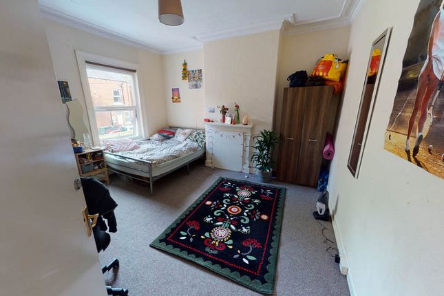 Terraced house to rent in Victoria Road, Leeds