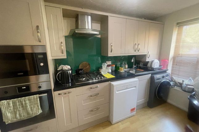 42, Hurworth Ave, Berkshire photo 3
