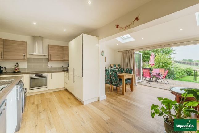 15, Lakeside Estate, Wakefield photo 2