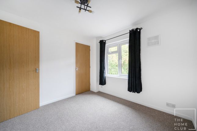 17, Lawrence Close, Guildford photo 4