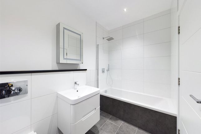 Flat 10, Howard House,, The Runway, South Ruislip photo 4