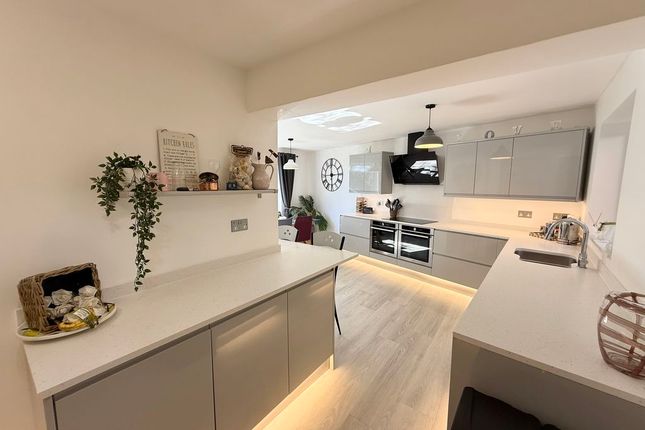 4, Redwood Close, Wing photo 3