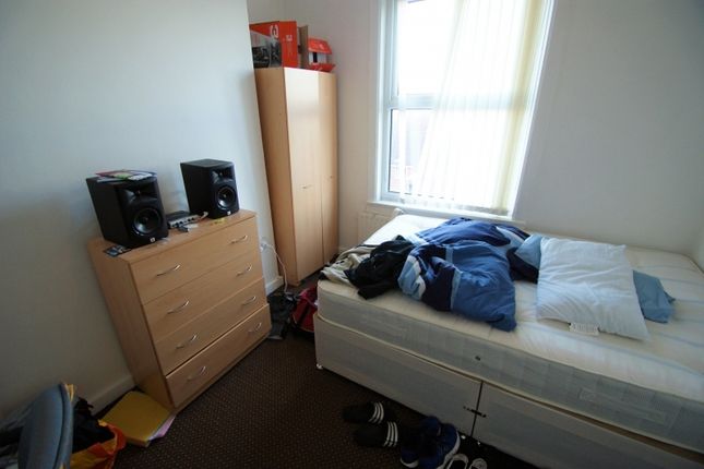 Flat to rent in Leicester Grove, University, Leeds