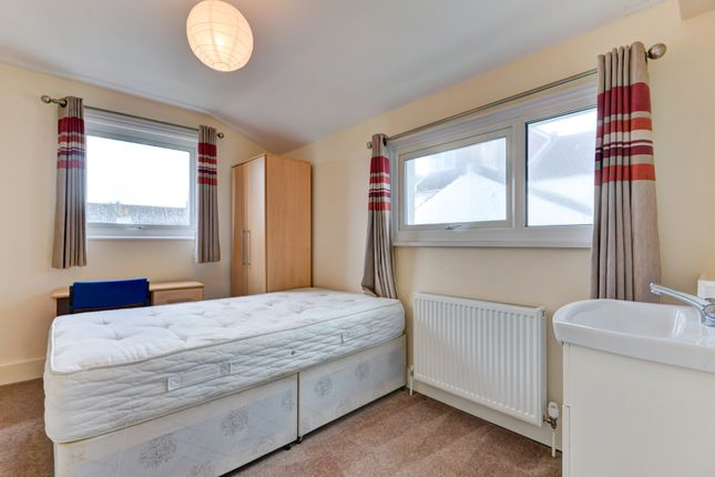 A Bright And Well-Maintained Double Bedroom Featur...