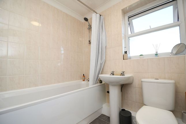 115 Montonmill Gardens, Manchester photo 4