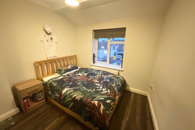 Thumbnail Shared accommodation to rent in Moxon Street, Barnet