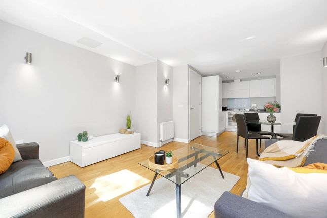 Flat for sale in Enfield Road, Haggerston