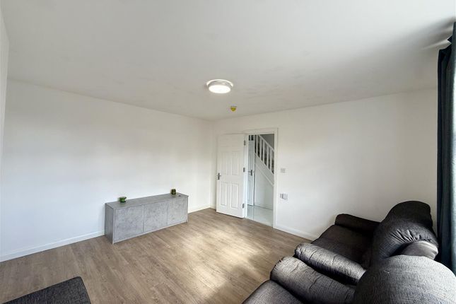71, Blumfield Crescent, Slough photo 3