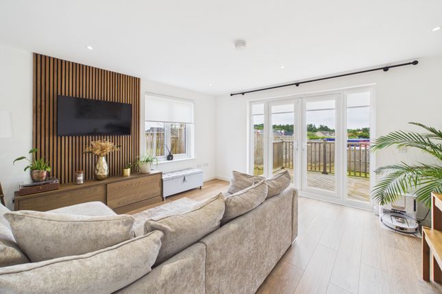 7 Hawthorn Way, Glenboig, Coatbridge photo 3