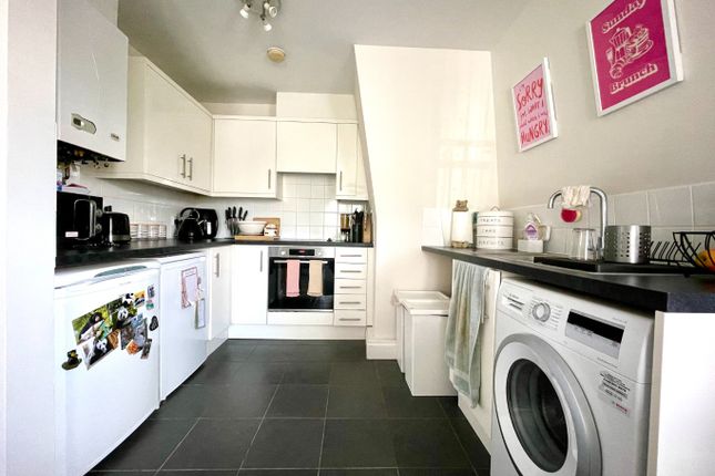 Flat 25, Wisteria Court, Benfleet photo 4