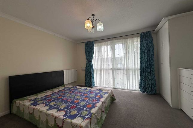 50, Oakley Close, Isleworth photo 5
