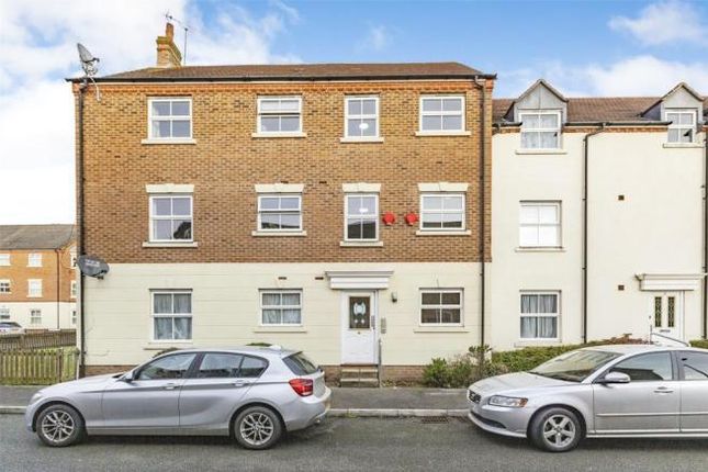 Thumbnail Flat for sale in Tracy Avenue, Langley, Slough