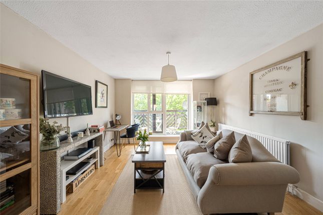 28, Coniston Close, London photo 4