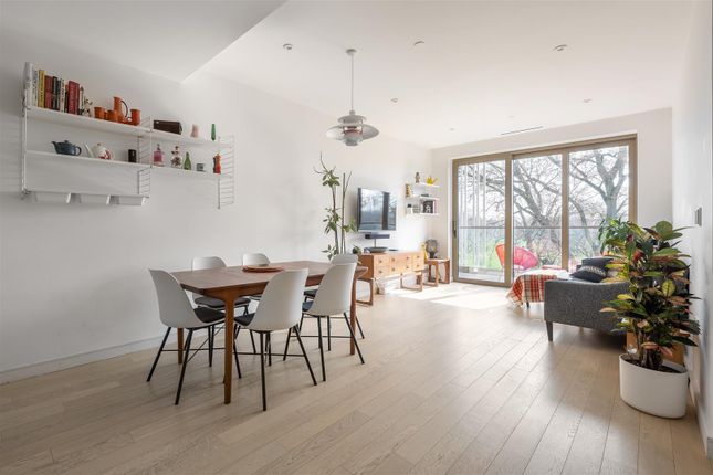 Flat for sale in Downs Road, London