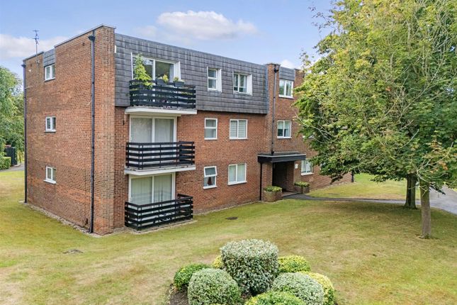 10, Parkmore Close, Woodford Green photo 2