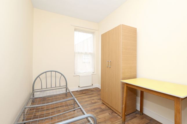 Flat to rent in Ilford Lane, London