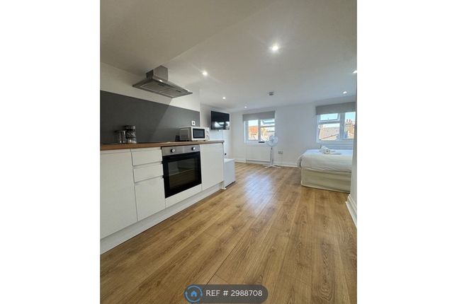 Studio flat on Penrhyn Crescent, London, £1,550/mo