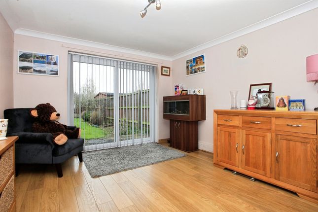 20, Manor Drive, PETERBOROUGH photo 3